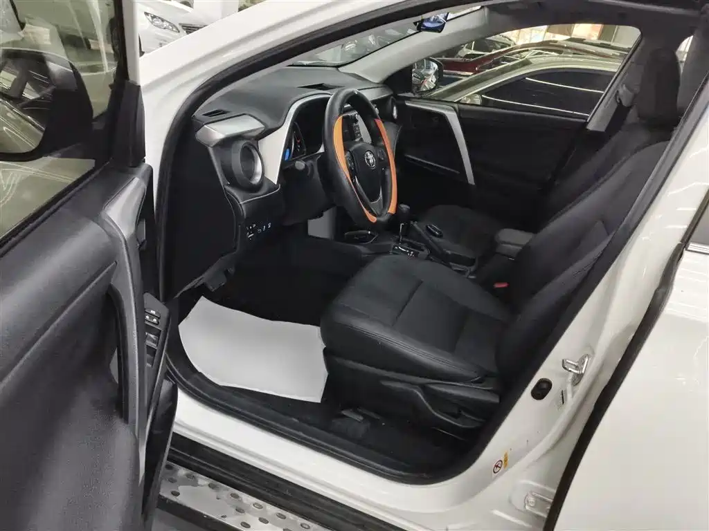 Toyota RAV4 2018 — фото 12