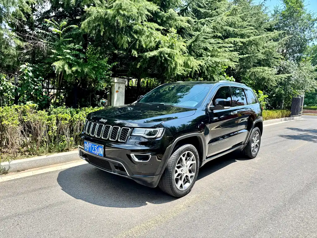 Jeep Grand Cherokee 2022 — фото 1