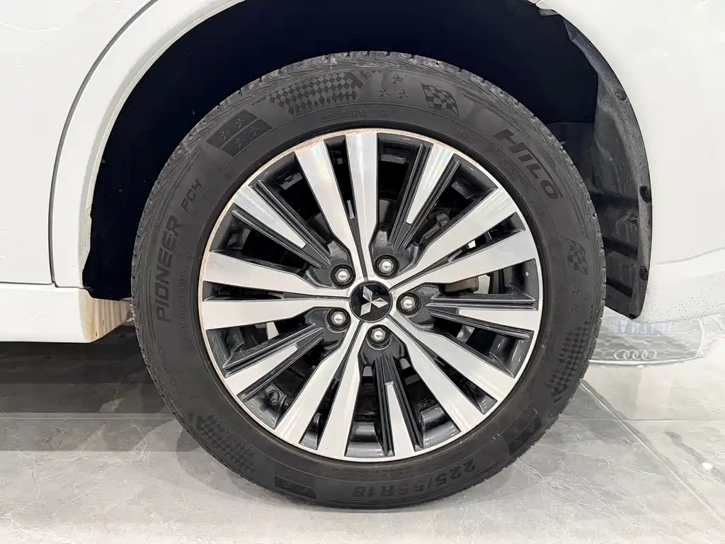 Mitsubishi Outlander 2023 — фото 19