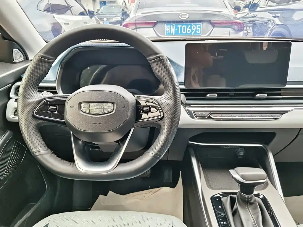 Geely Emgrand 2022