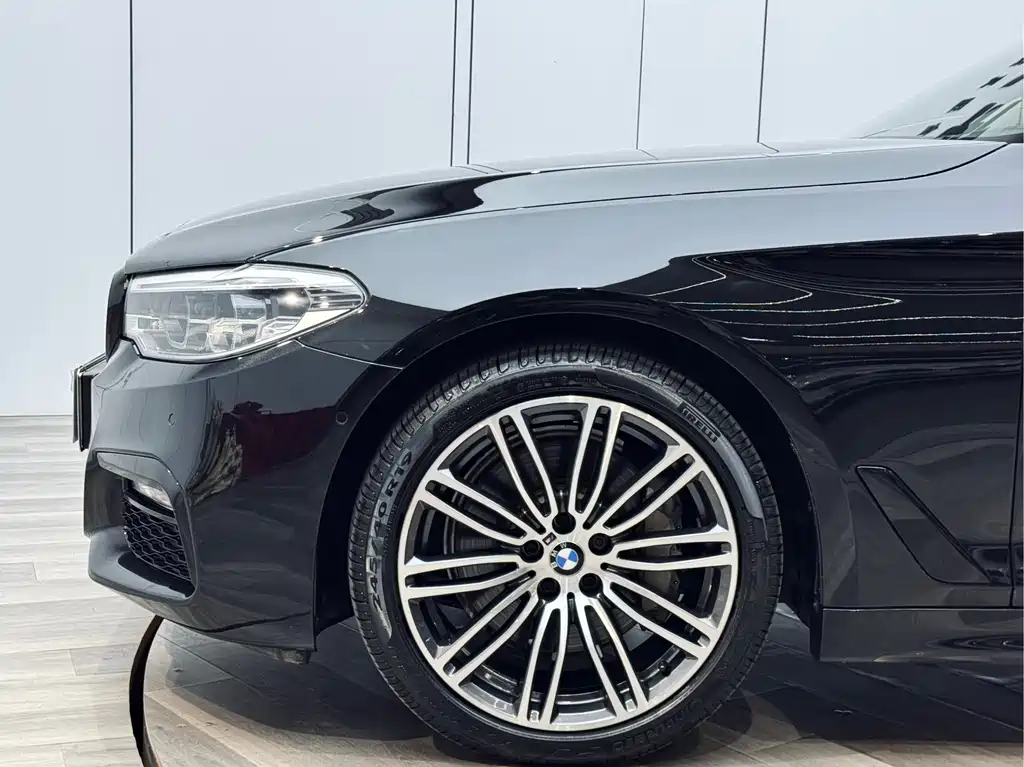BMW 5 Series 2018 — фото 26