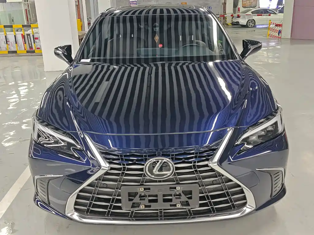 Lexus ES 2025