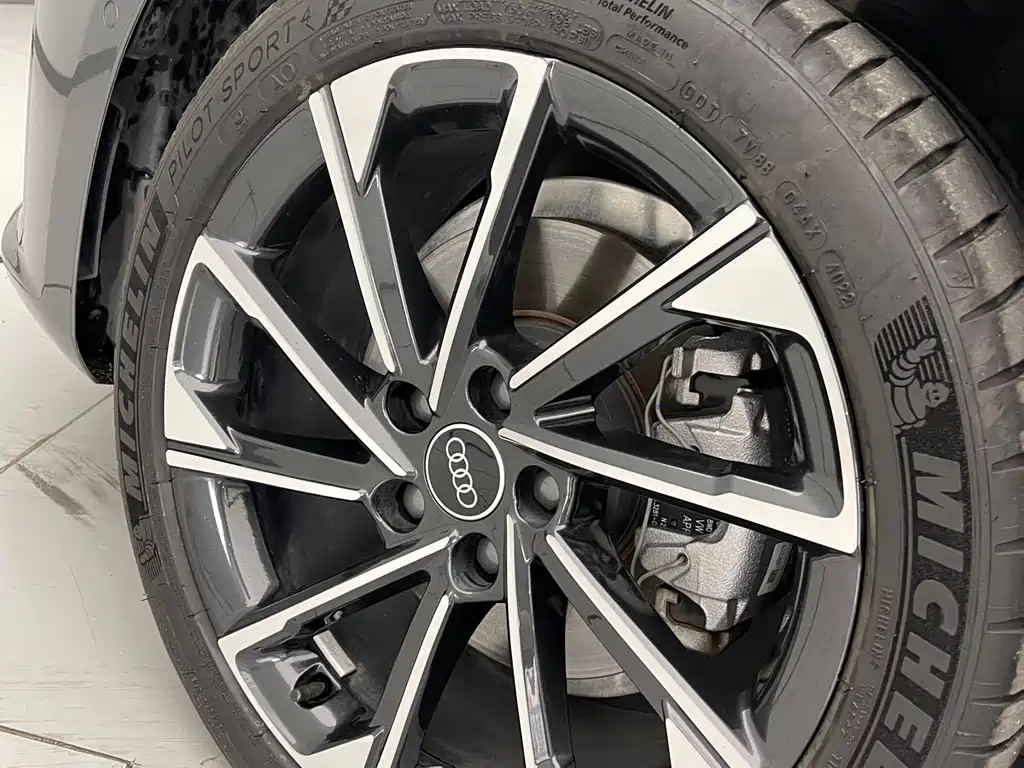 Audi A4L 2022 — фото 12