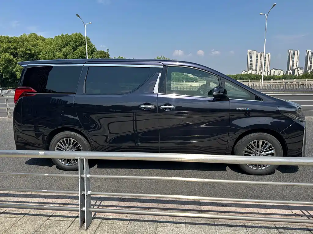 Toyota Alphard 2022 — фото 10