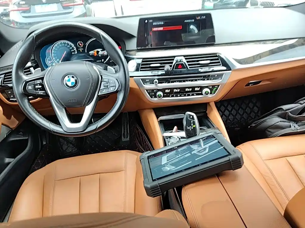 BMW 5 Series 2018 — фото 10