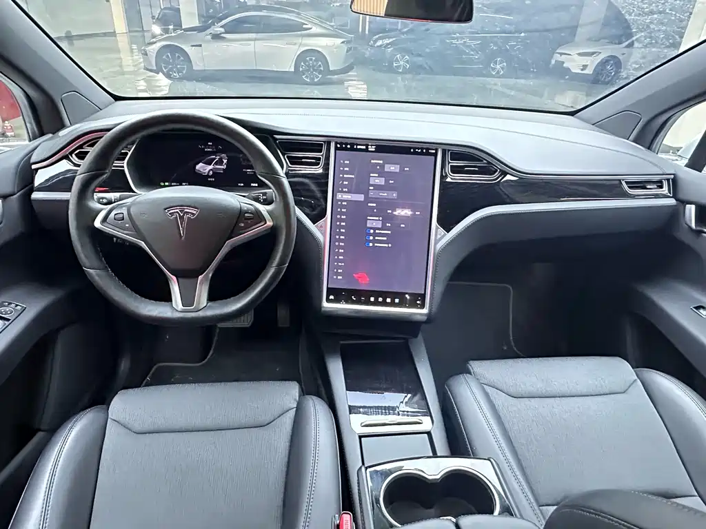Tesla Model X 2018 — фото 9