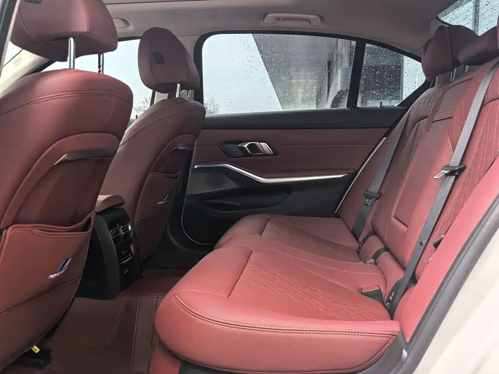 BMW 3 Series 2025 — фото 12