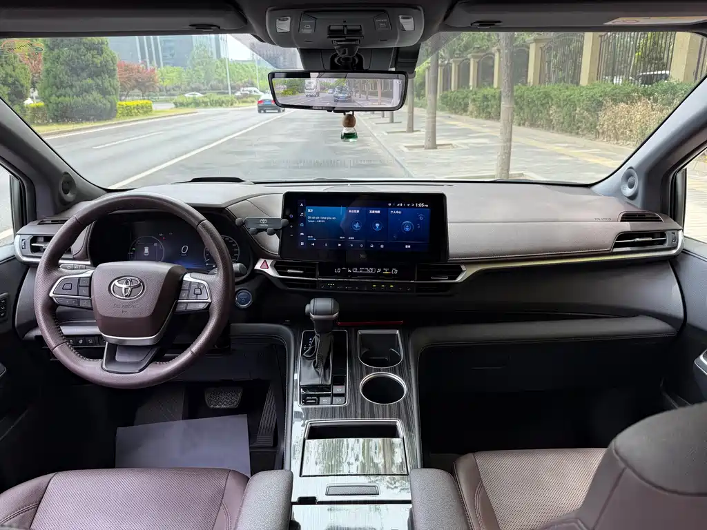 Toyota Sienna 2023 — фото 10