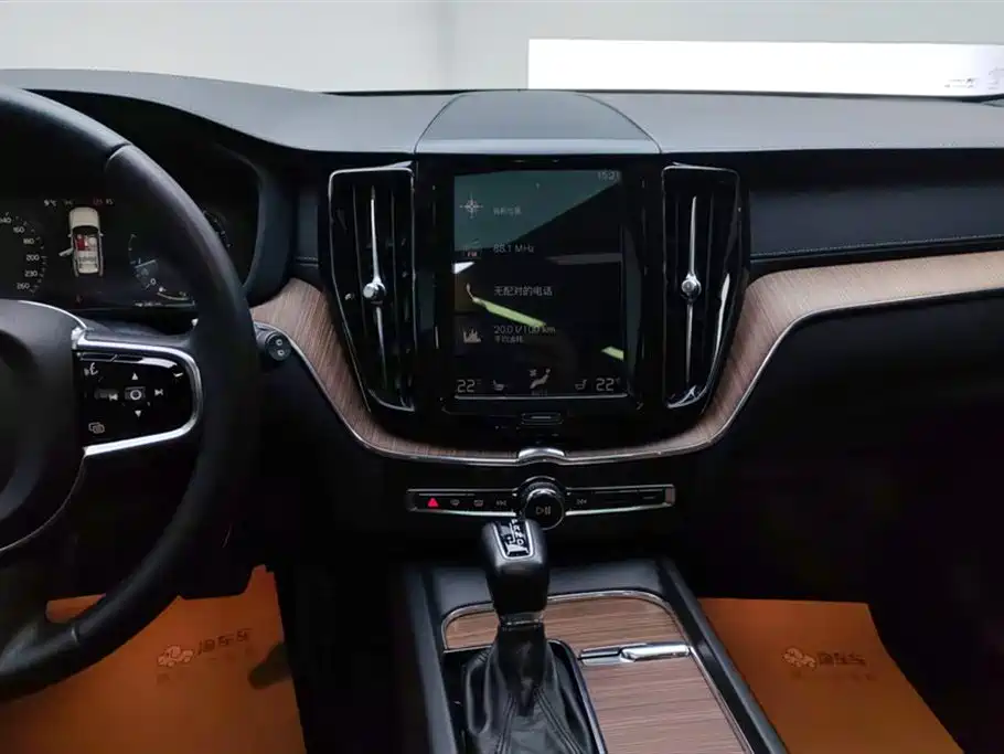 Volvo XC60 2021 — фото 13