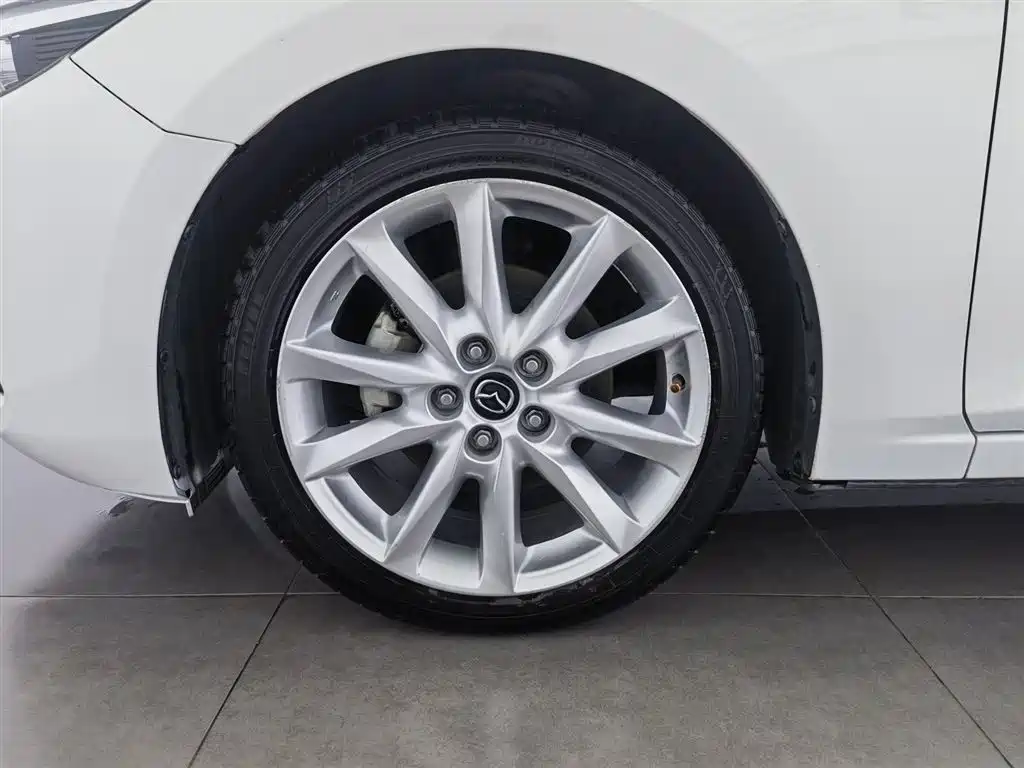Mazda 3 Axela 2018 — фото 17