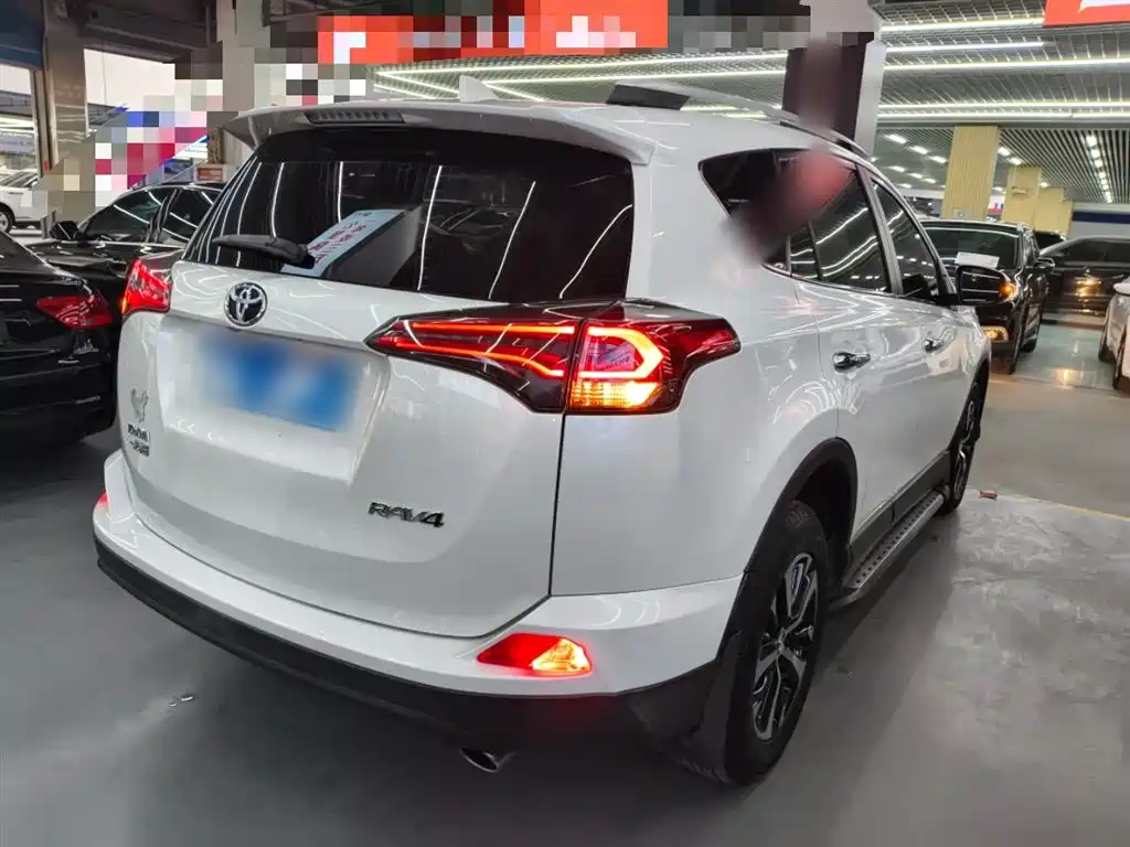 Toyota RAV4 2018 — фото 5