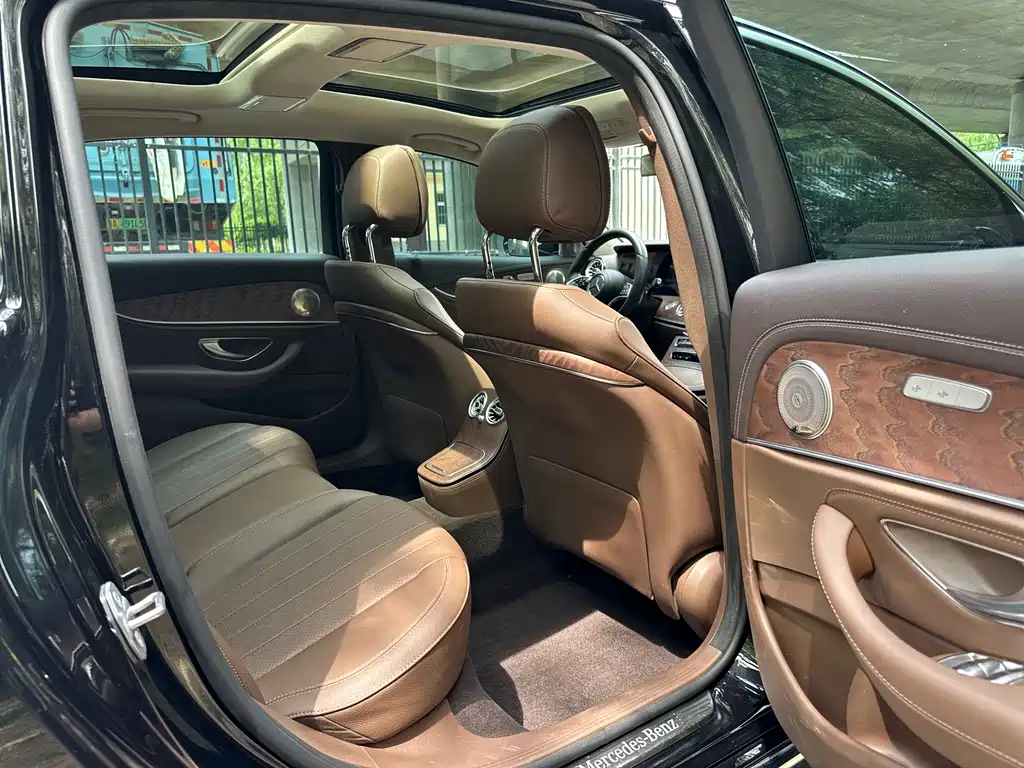 Mercedes-Benz E-Class 2023 — фото 17