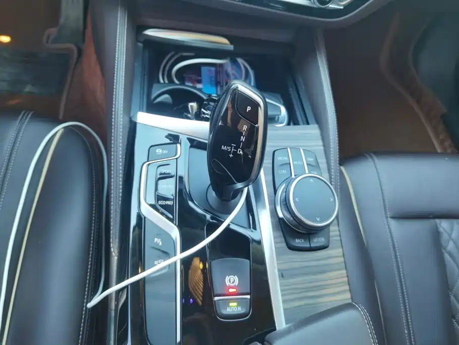 BMW 5 Series 2018 — фото 16