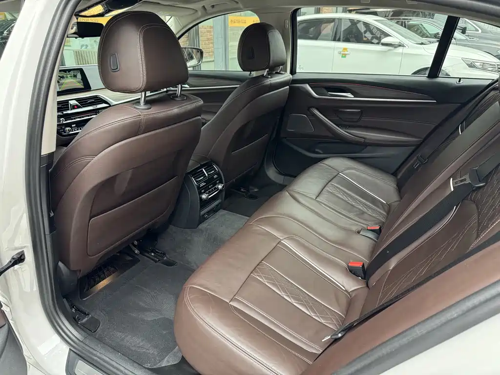BMW 5 Series 2018 — фото 9