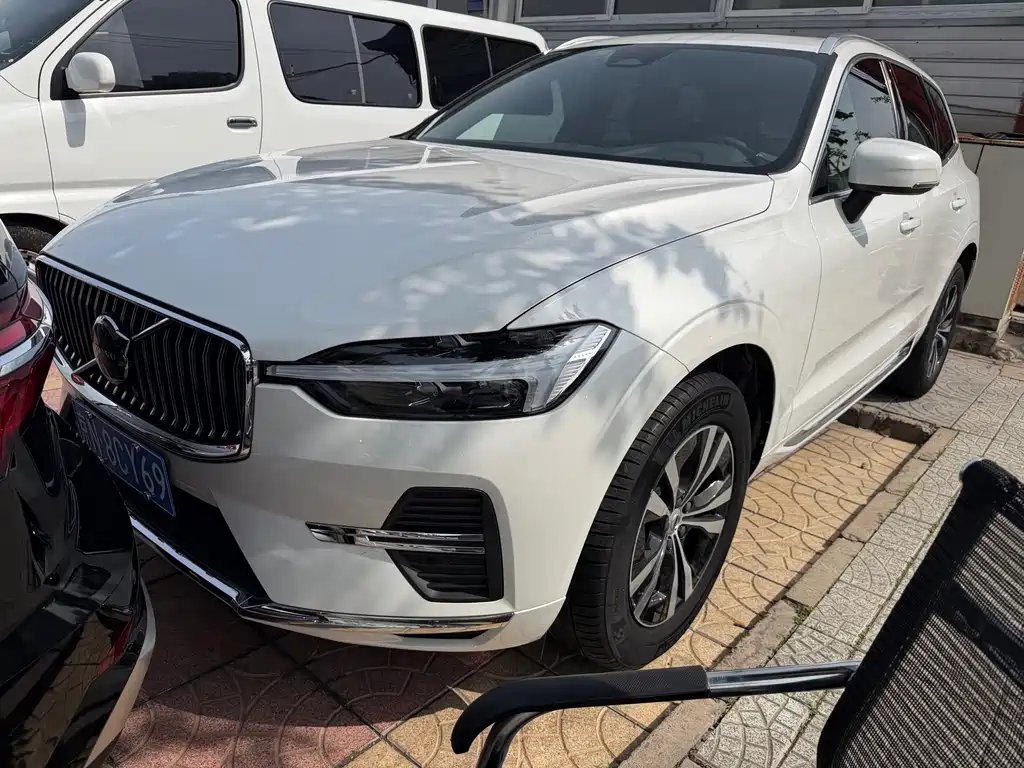 Volvo XC60 2023 — фото 1