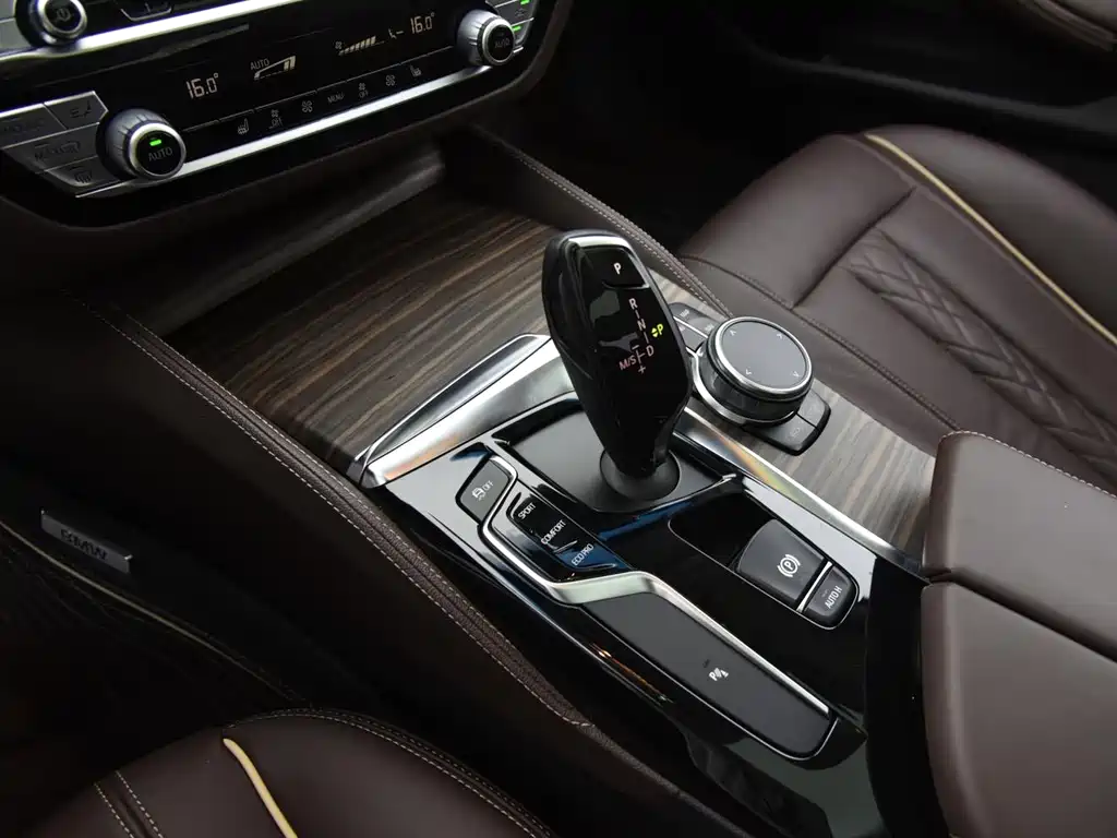 BMW 5 Series 2018 — фото 9
