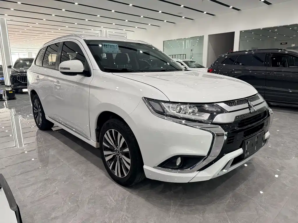 Mitsubishi Outlander 2023 — фото 3