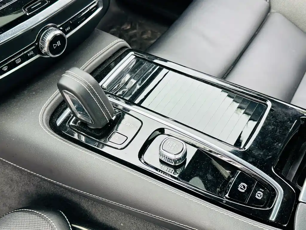 Volvo XC60 PHEV 2021 — фото 12
