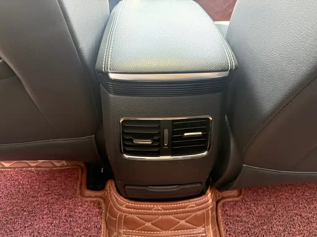 Roewe RX5 New Energy 2018 — фото 9