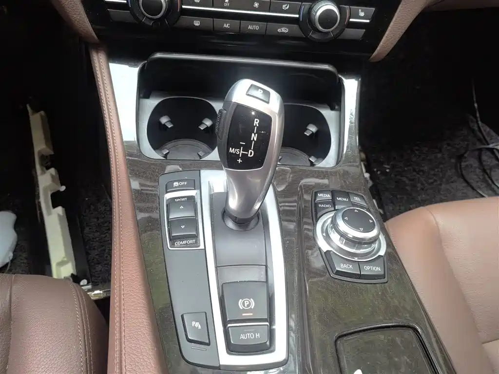 BMW 5 Series 2017 — фото 10