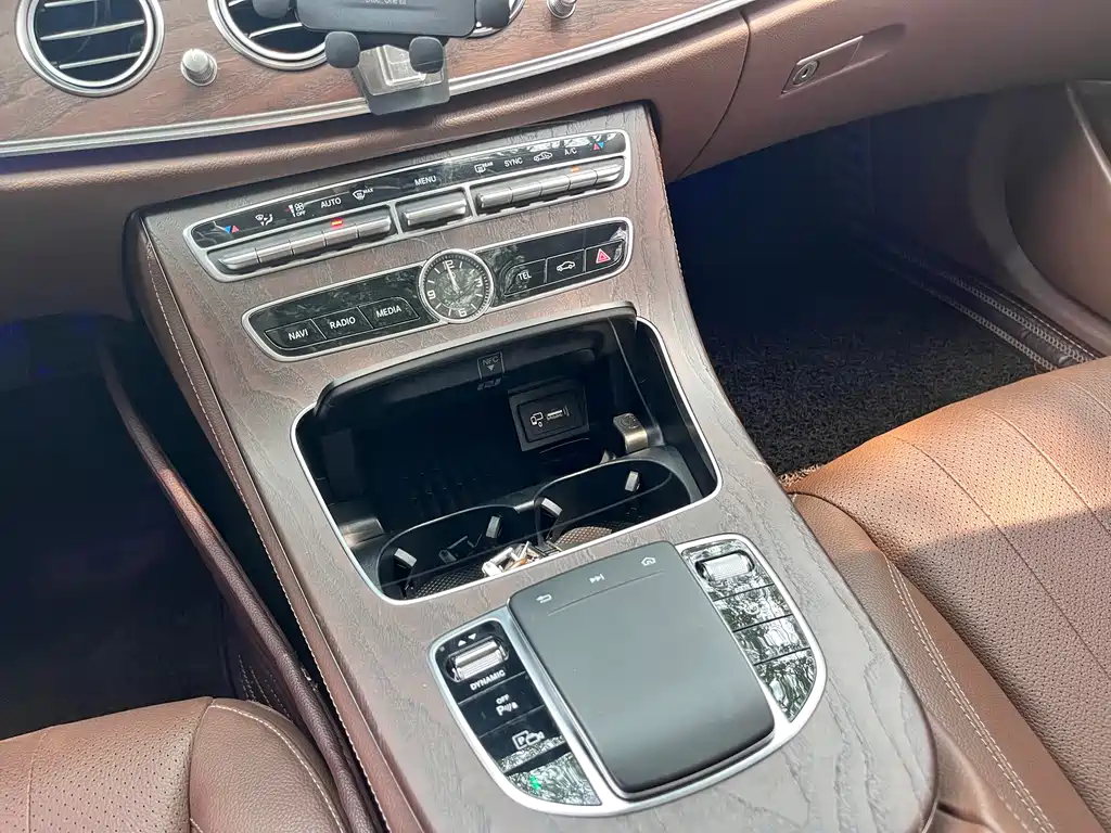 Mercedes-Benz E-Class 2020 — фото 15