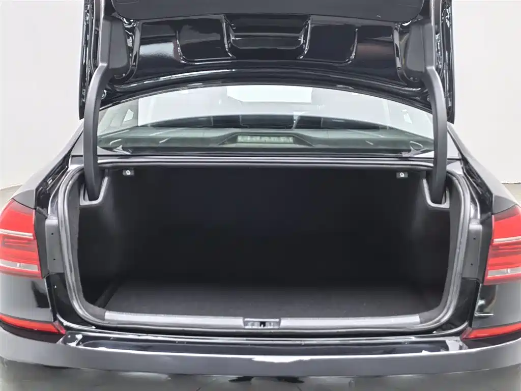 Volkswagen Passat 2017 — фото 16