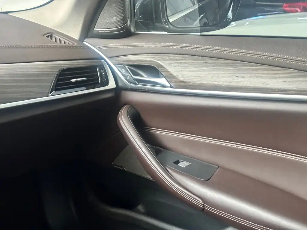 BMW 5 Series 2020 — фото 15