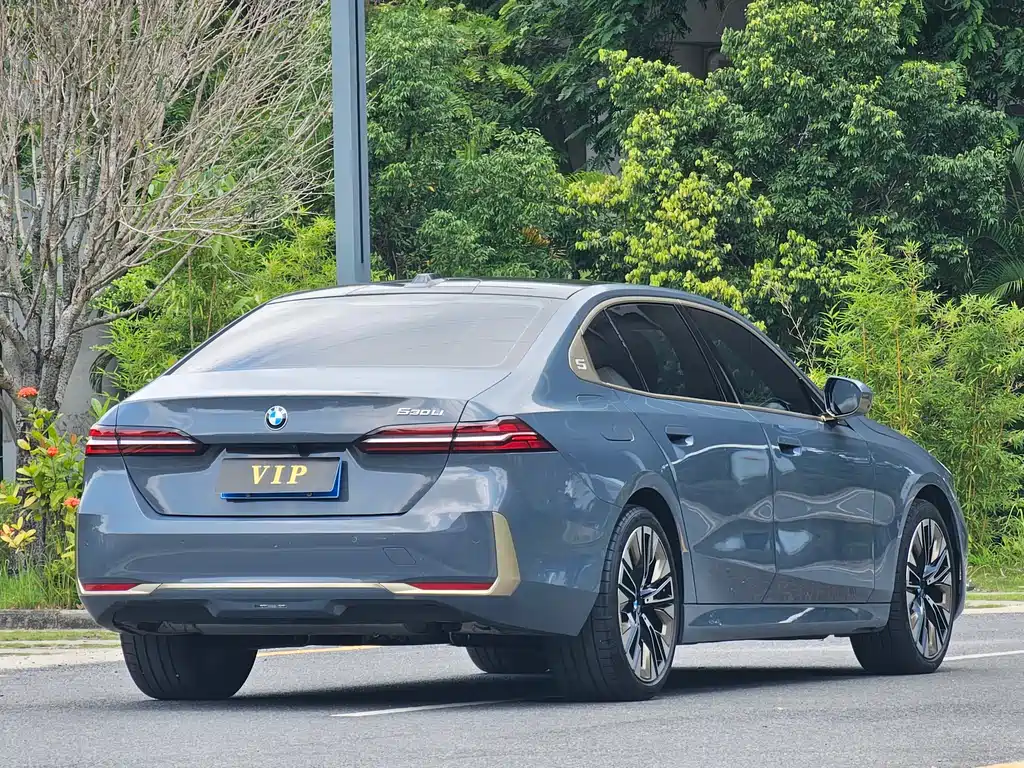 BMW 5 Series 2025 — фото 13