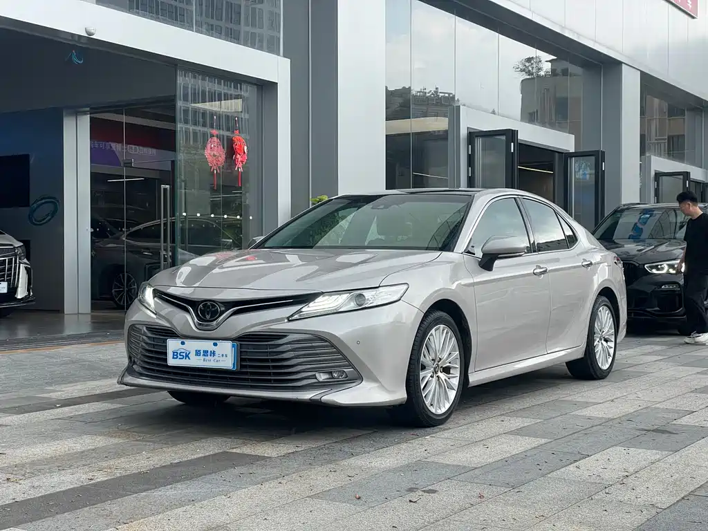Toyota Camry 2019 — фото 1