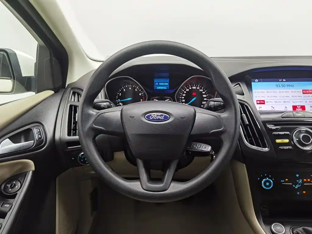 Ford Focus 2016 — фото 11