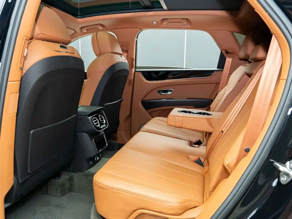 Bentley Bentayga 2023 — фото 12