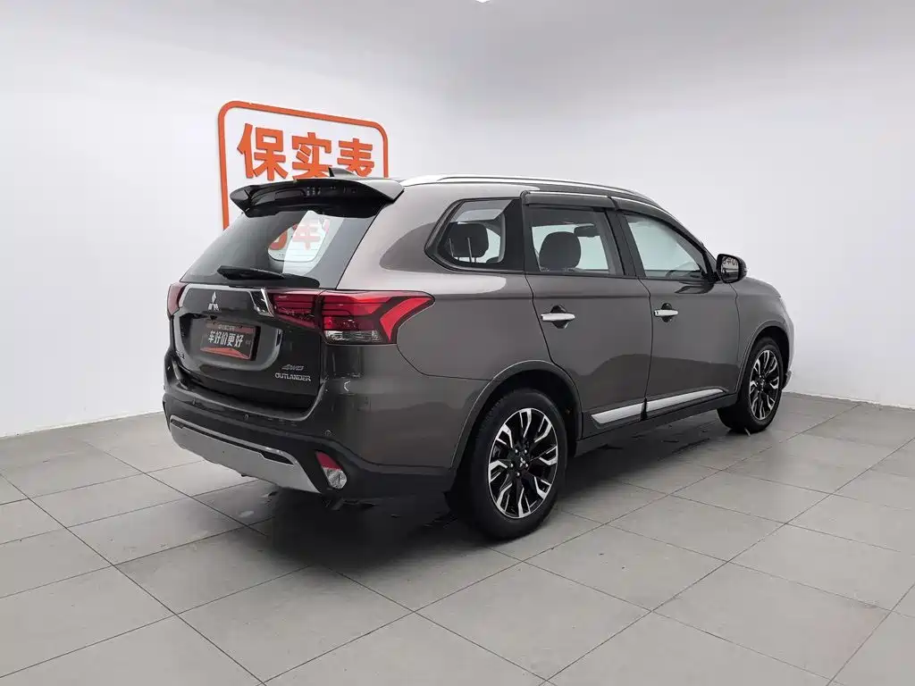Mitsubishi Outlander 2019 — фото 2
