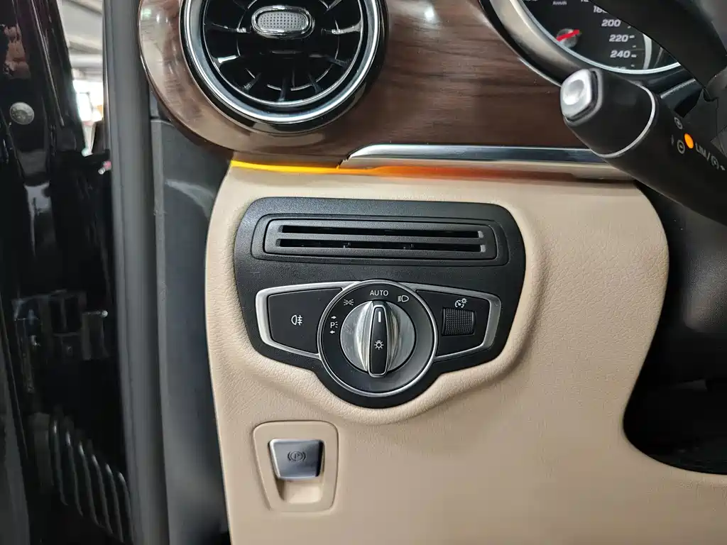 Mercedes-Benz V-Class 2020 — фото 18
