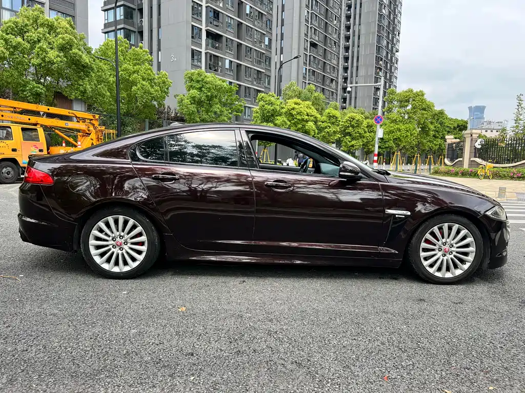 Jaguar XF 2015 — фото 4