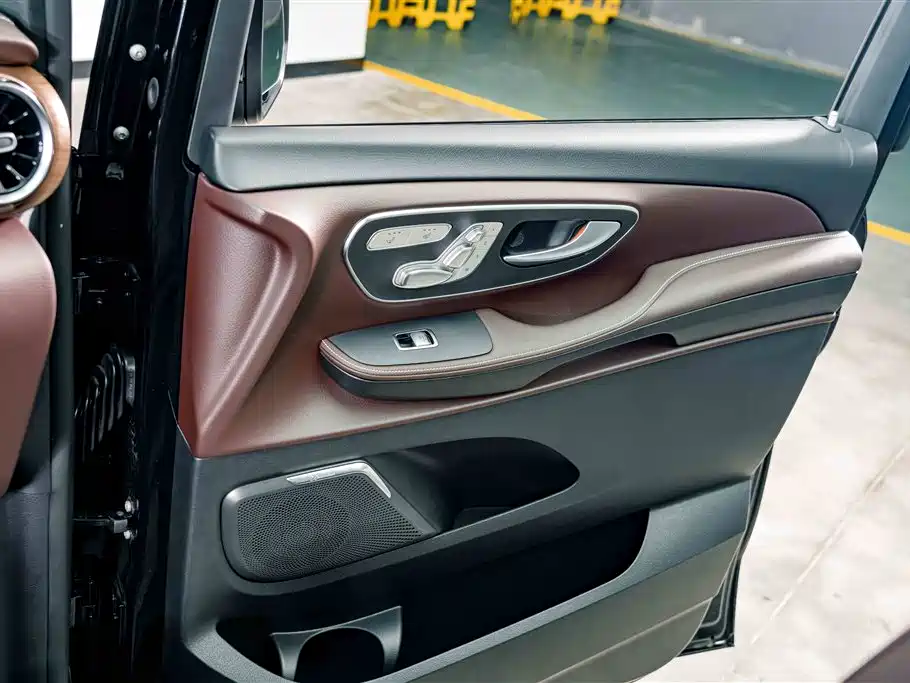 Mercedes-Benz V-Class 2023 — фото 16