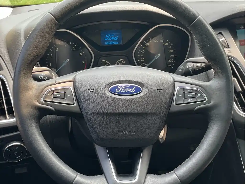 Ford Focus 2017 — фото 20