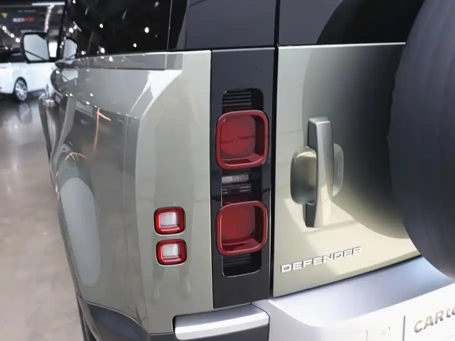 Land Rover Defender 2024 — фото 29