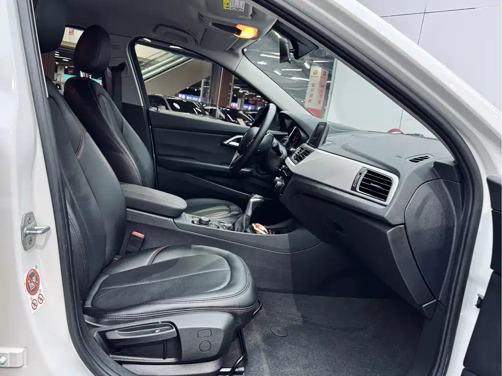 BMW 1 Series 2017 — фото 16