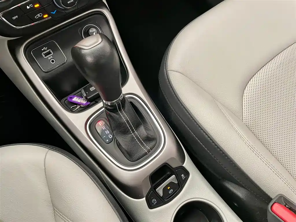 Jeep Compass 2017 — фото 10