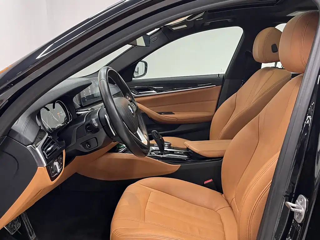 BMW 5 Series 2018 — фото 10