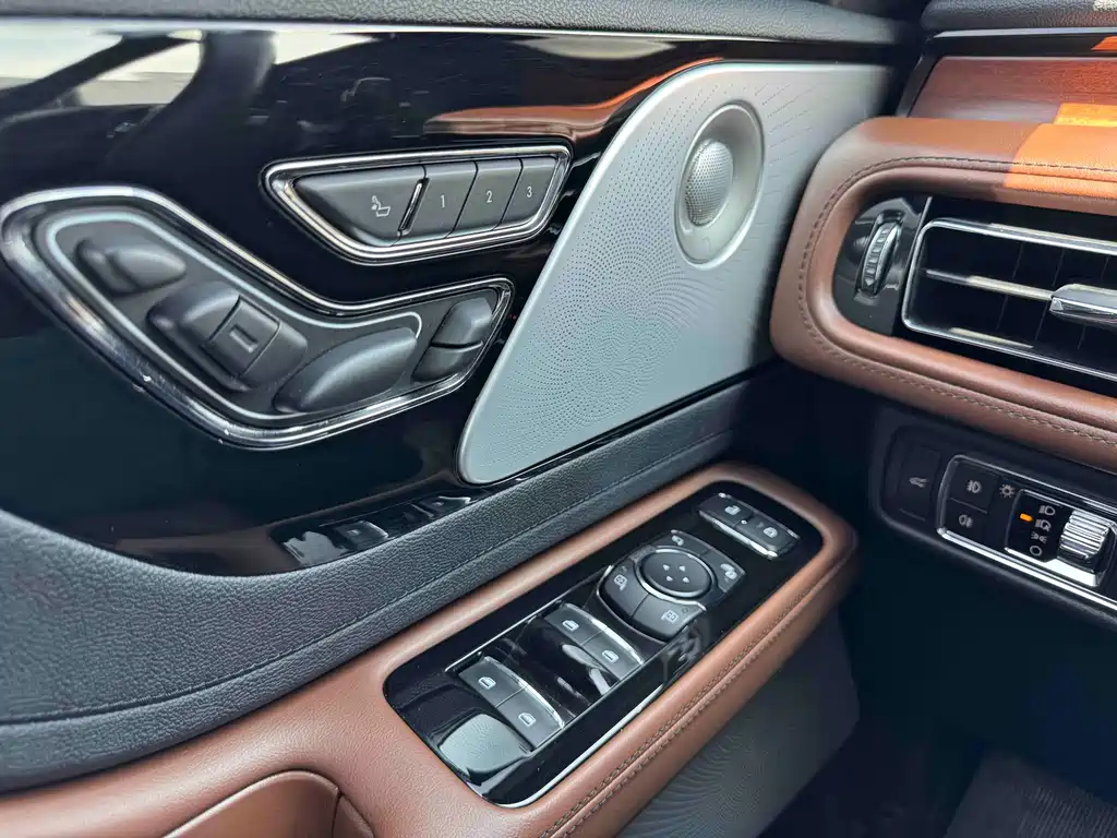 Lincoln Aviator 2021 — фото 16