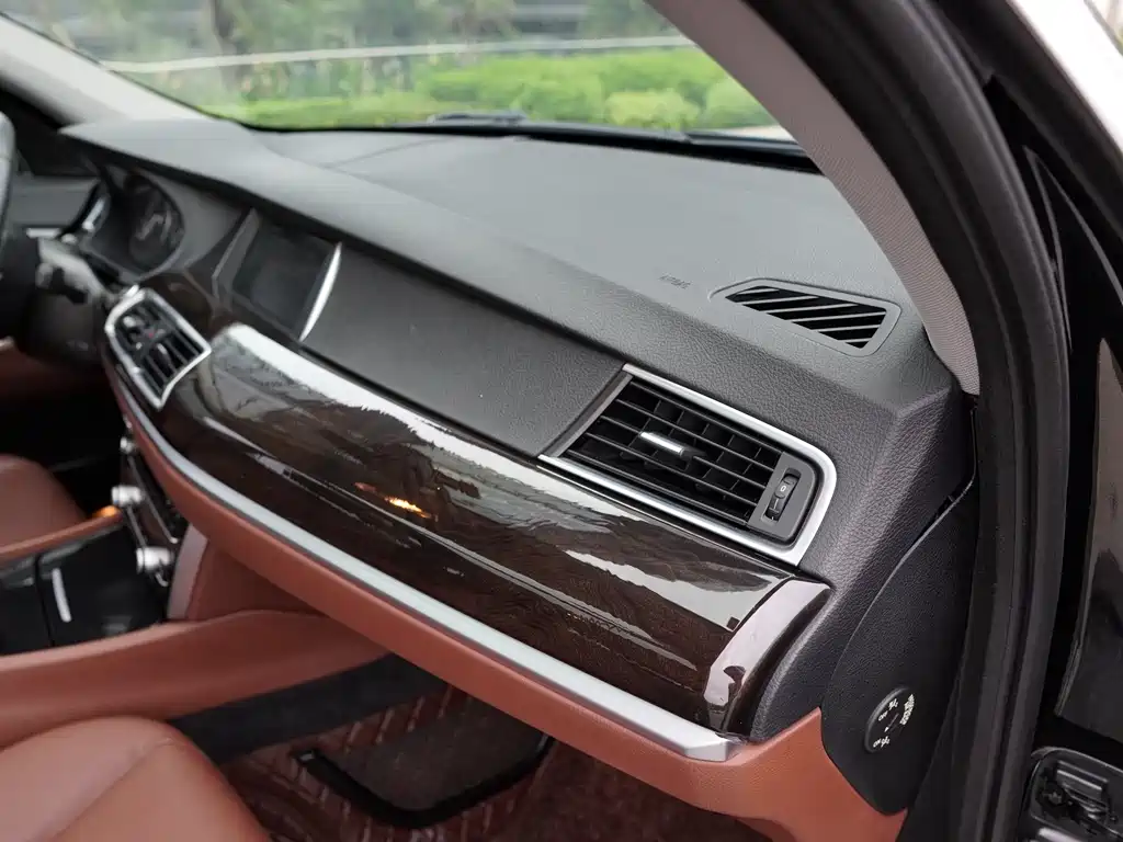 BMW 5 Series GT 2013 — фото 25