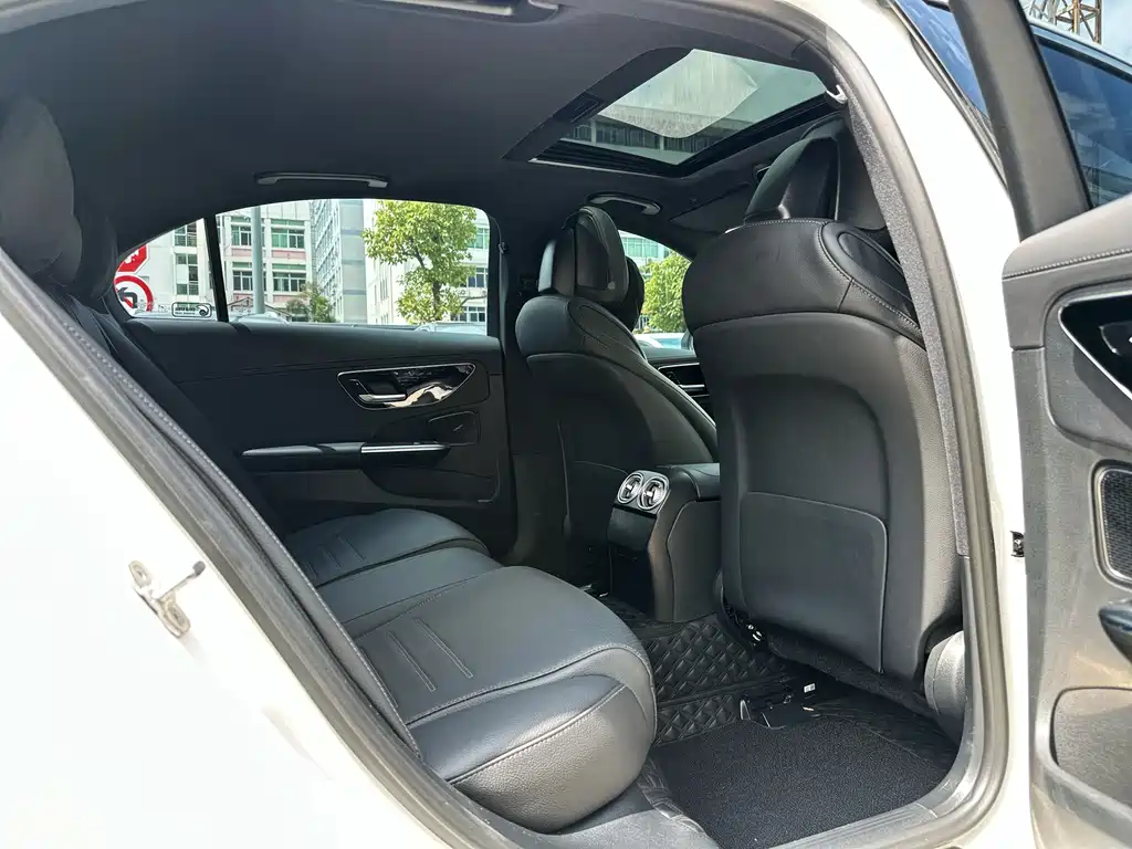 Mercedes-Benz C-Class 2024 — фото 12
