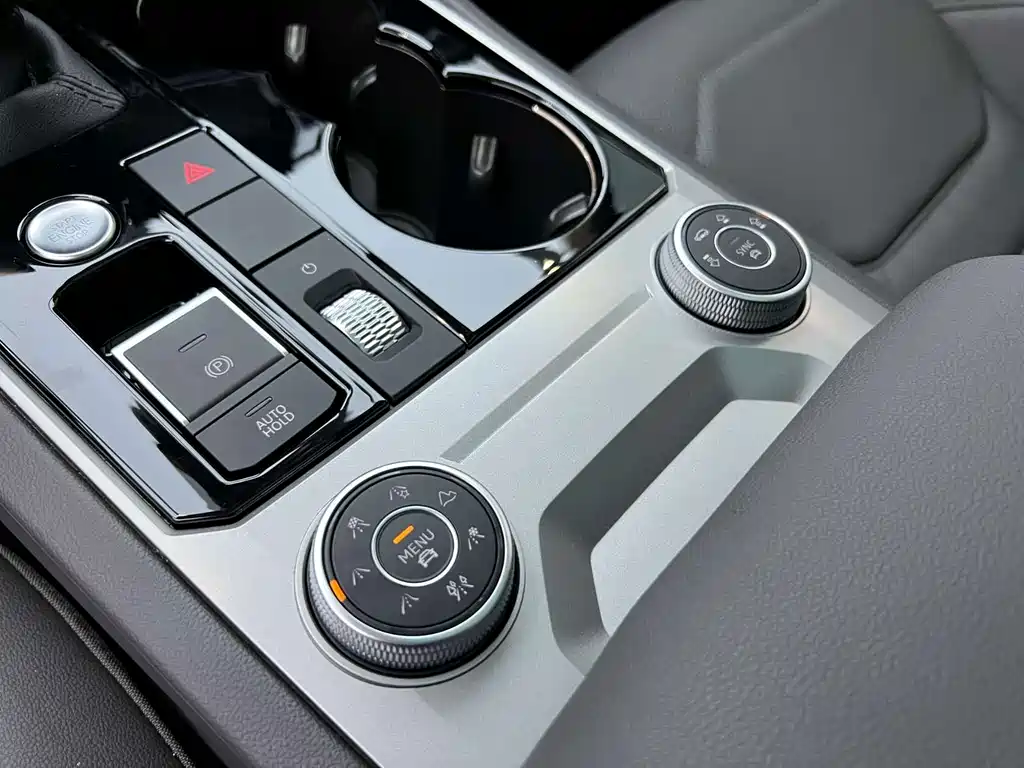 Volkswagen Touareg 2023 — фото 12
