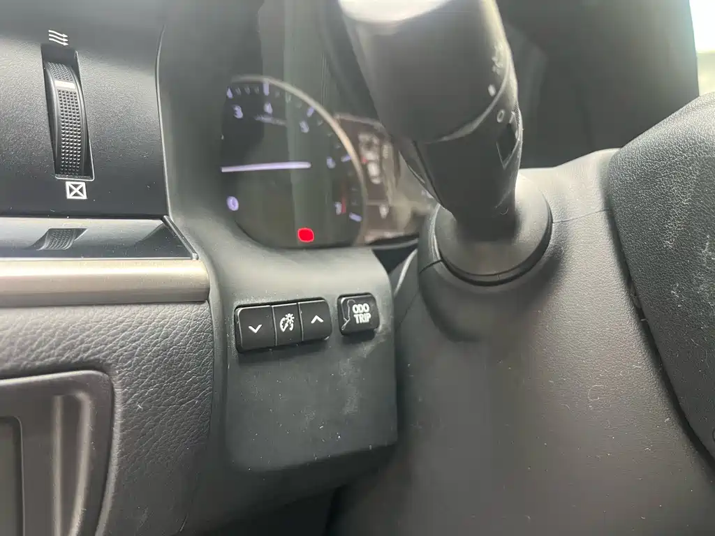 Lexus ES 2018 — фото 15