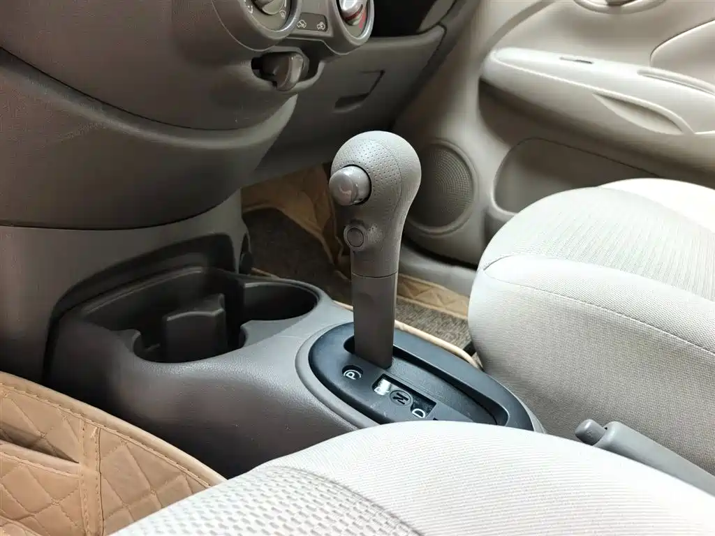 Nissan Sunny 2013 — фото 10