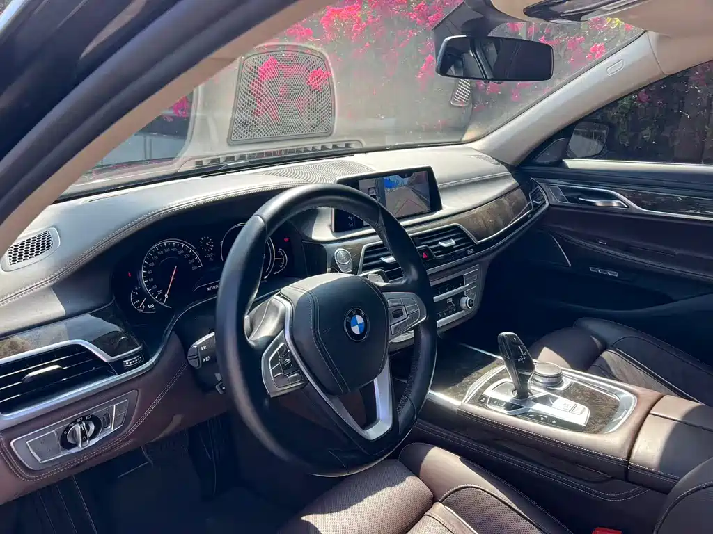 BMW 7 Series 2016 — фото 11