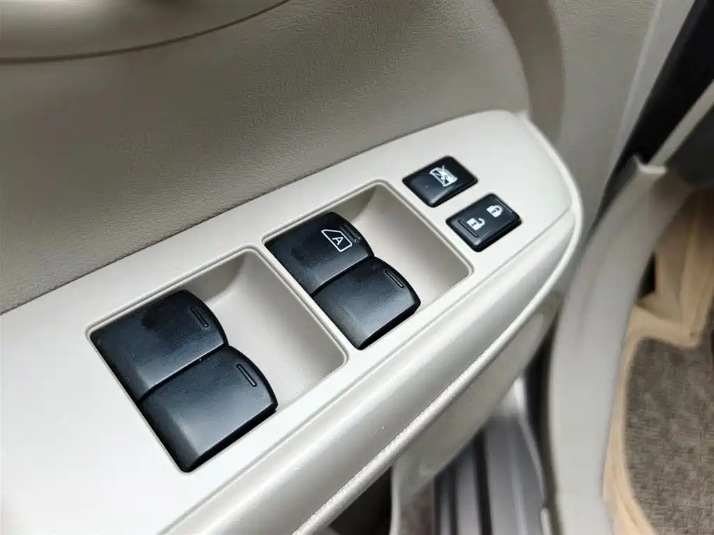 Nissan Sunny 2013 — фото 12
