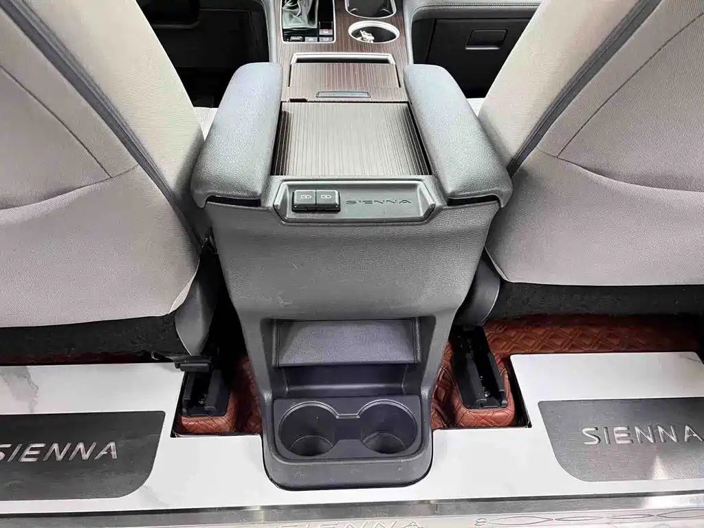 Toyota Sienna 2023 — фото 13