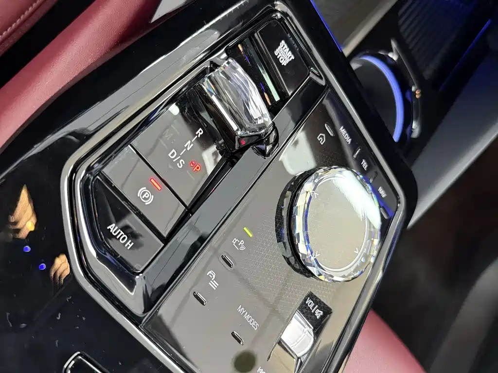 BMW 5 Series 2025 — фото 12